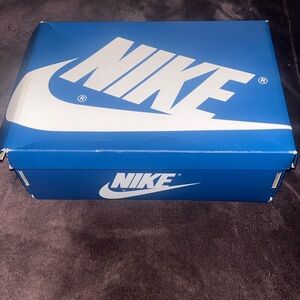 Air Jordan og high true blue size 6 boys in girl 8-8.5